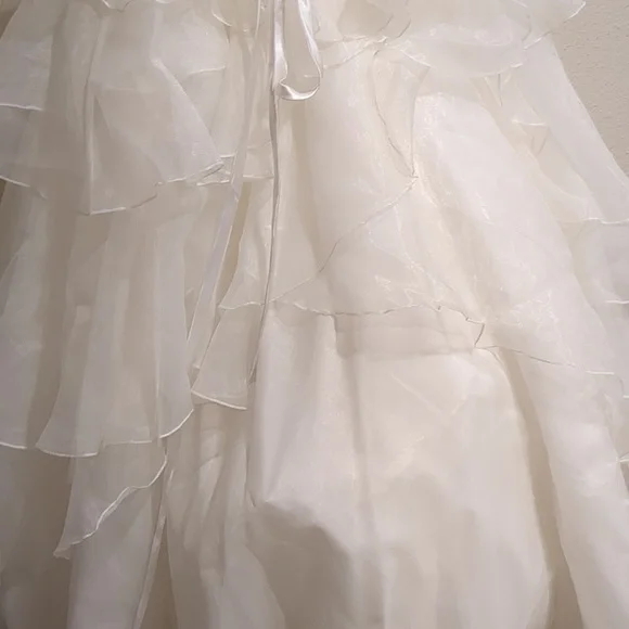 Stunning Allure Bridals Ivory Wedding Dress Size 4 - Picture 11 of 13